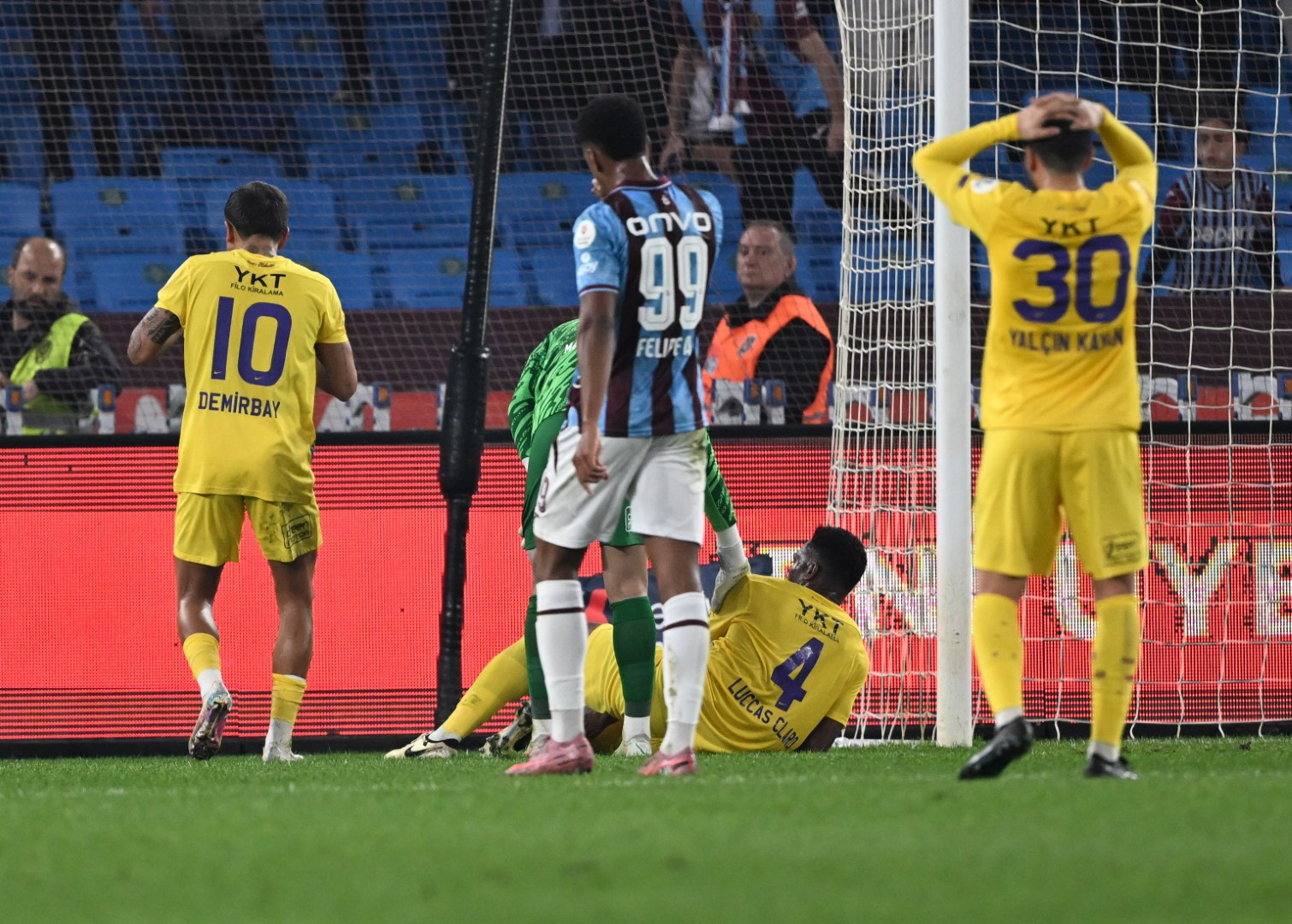 Trabzonspor-Eyüpspor maçında yürekleri ağza getiren an: Ambulansla hastaneye kaldırıldı - Resim : 1