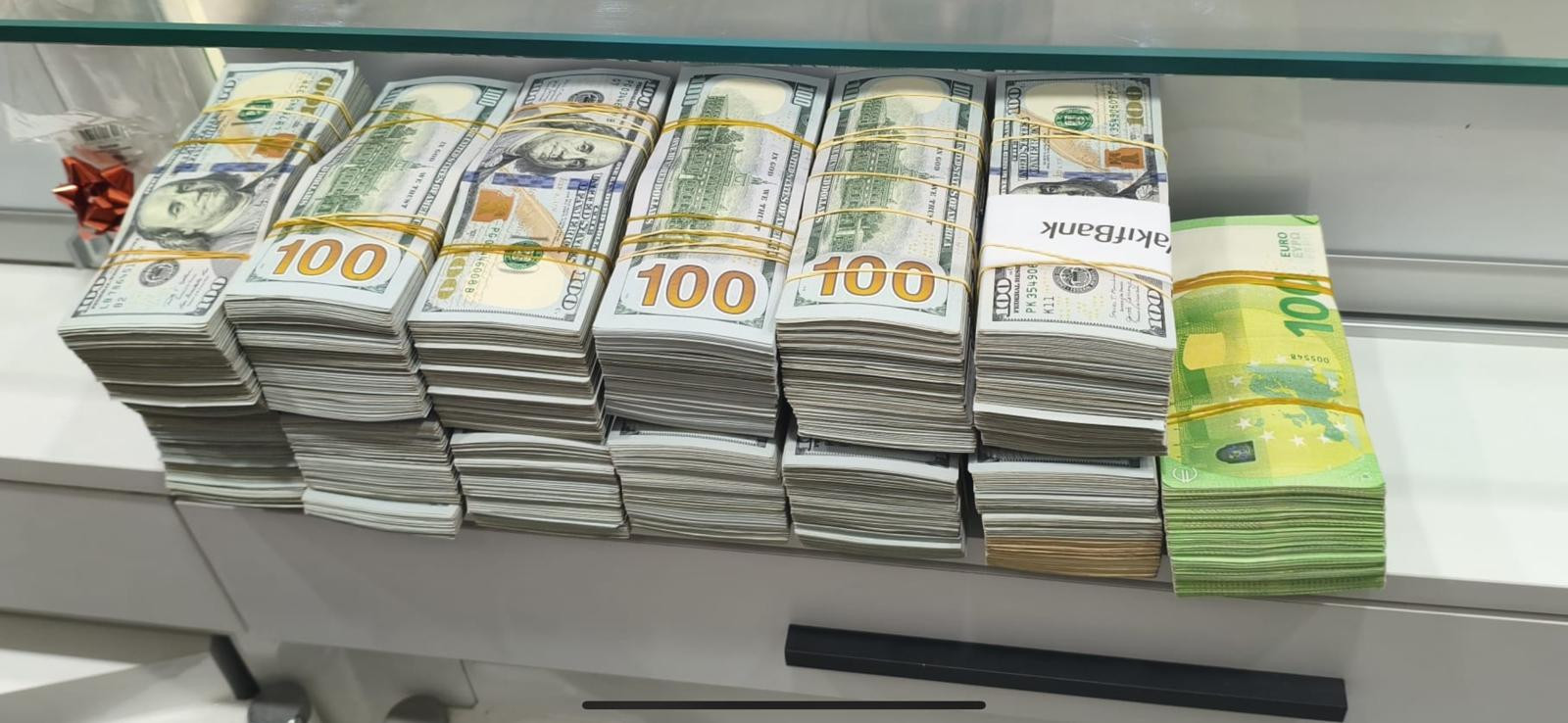 Hakemlerin hesaplarına da gönderilmiş: Balya balya dolarlar ortaya çıktı - Resim : 1