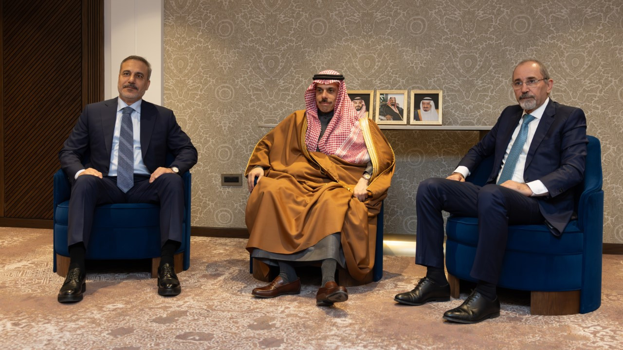 Hakan Fidan'ın da bulunduğu Riyad’da şiddetli patlamalar - Resim : 1